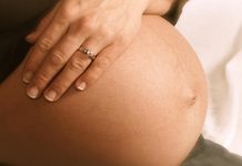 Przegląd wybranych kosmetyków dla kobiet w ciąży i po porodzie dostępnych w drogeriach