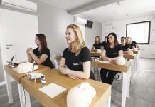 Nauczanie makijażu permanentnego. Pomiędzy misją a biznesem