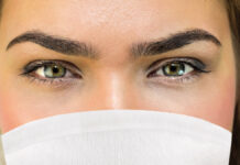 Oczy widoczne zza maseczki