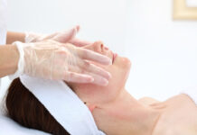 Pacjentka onkologiczna w gabinecie kosmetologicznym