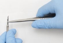 Jak bezpiecznie korzystać z ostrzy w gabinecie podologicznym