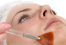 Analiza działania składników peelingów chemicznych na bazie kwasu mlekowego i migdałowego na parametry skóry